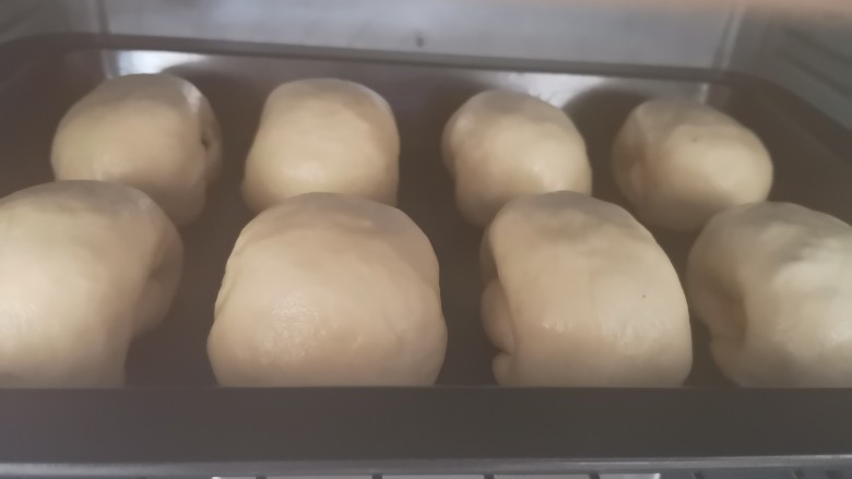 芝麻蜜豆面包,全部完成后放入烤箱40度进行二次发酵，同时要放入一碗热水