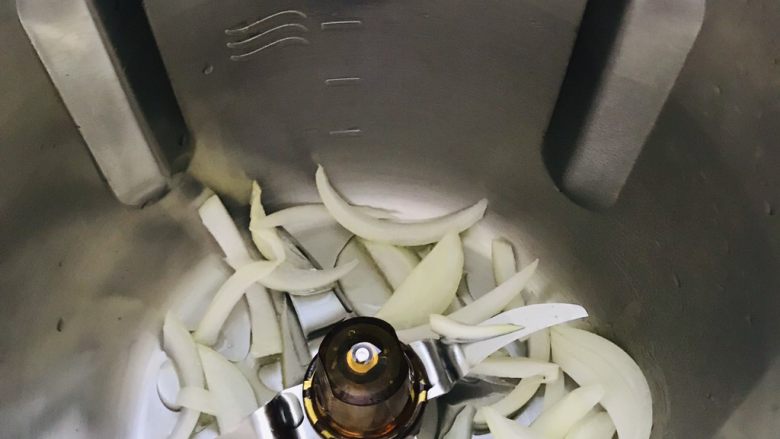 南瓜🎃浓汤,加入油 洋葱
设置：2分钟115度L档  爆香