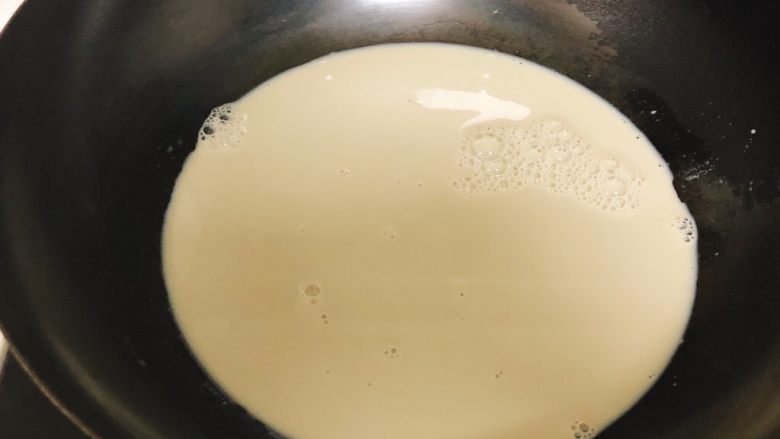 无添加自制黑豆豆腐➕葱油豆腐,将过滤好的豆浆倒入锅中，中火煮开，期间需不断顺时针慢慢搅拌，以防糊底。