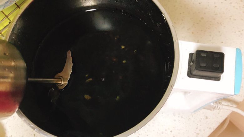无添加自制黑豆豆腐➕葱油豆腐,豆子完全泡开后洗干净放入豆浆机，加入1.2升的水。