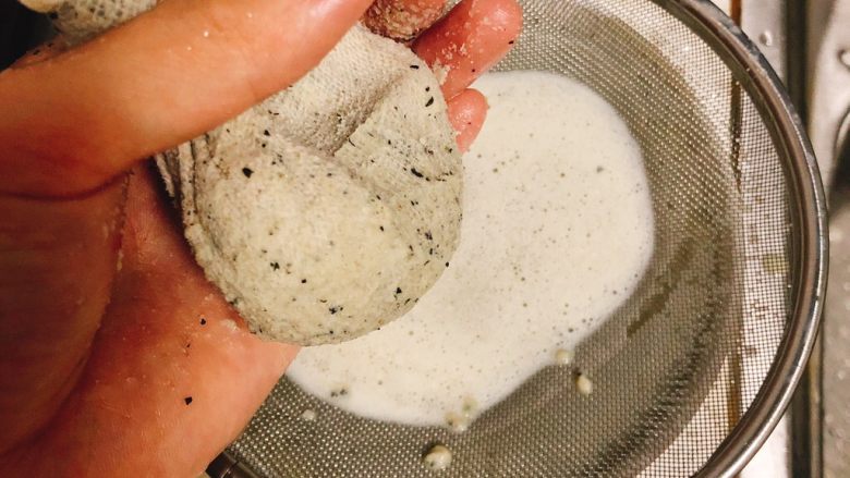 无添加自制黑豆豆腐➕葱油豆腐,过滤到最后，尽量把纱布上的豆渣捏到无水分为止。