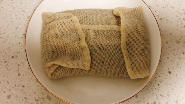 无添加自制黑豆豆腐➕葱油豆腐,将纱布折好，包裹着豆腐花。