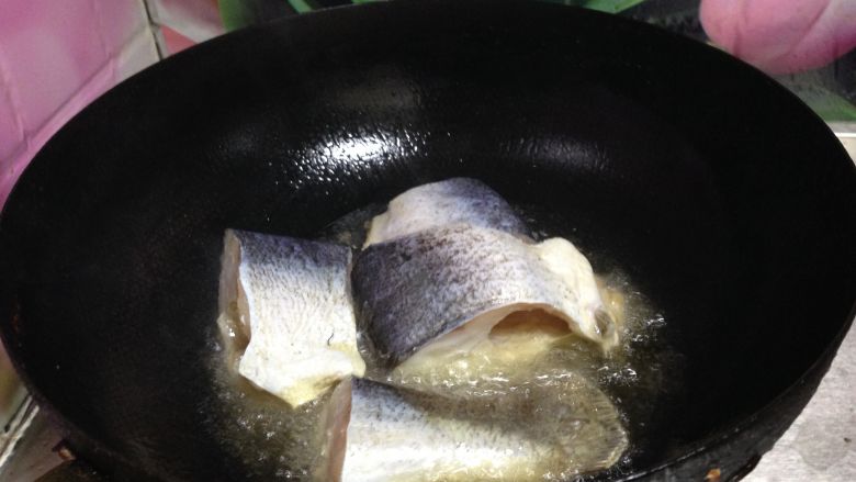 胖头鱼炖豆腐,
锅内加油烧热，分次下入鱼块