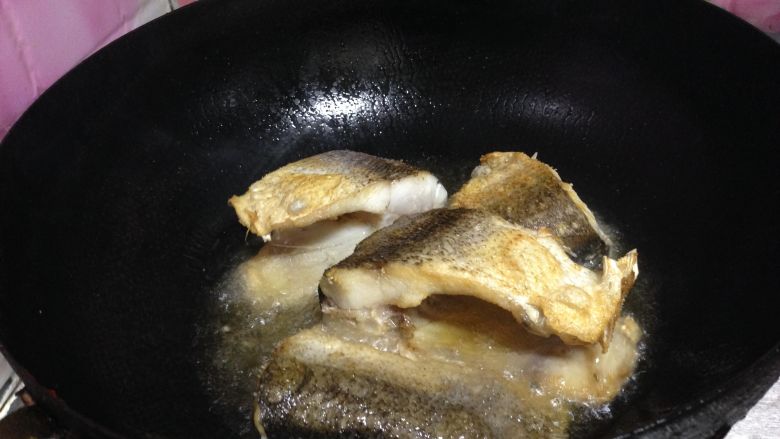 胖头鱼炖豆腐,炸至表面金黄色捞出备用