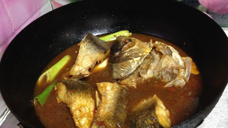胖头鱼炖豆腐,
把炸好的鱼块放入锅中煮开