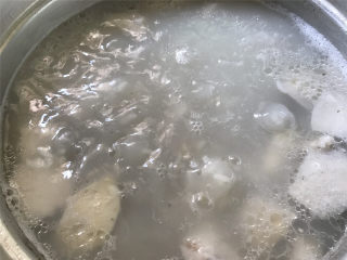  筒骨芋艿菜粥,1个半小后骨头汤里放入淘气洗干净的大米。
