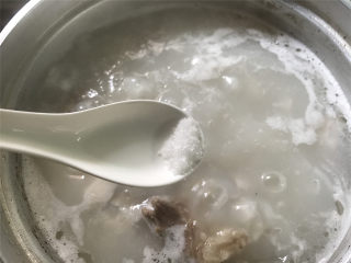  筒骨芋艿菜粥,等煲至芋艿软糯，大米变稠，加少许盐调下味。