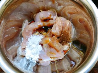 鸡肉寿司,调入适量盐、酱油、蚝油、佐料、生粉。