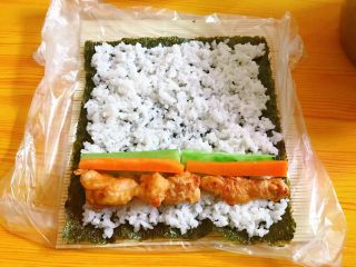 鸡肉寿司,摆上鸡肉和黄瓜、胡萝卜。