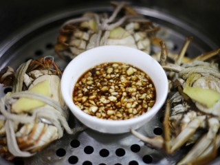 美食丨清蒸阳澄湖大闸蟹 用最简单的方法吃最鲜美的蟹,调好的蘸汁，等螃蟹出锅前两分钟，放入蒸锅中蒸两分钟后和螃蟹一起出锅。
