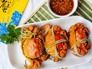 美食丨清蒸阳澄湖大闸蟹 用最简单的方法吃最鲜美的蟹,开动爪子使劲吃吧，一定要把所有的肉都抠干净哦，决不能浪费，吃的时候记得蘸料。
