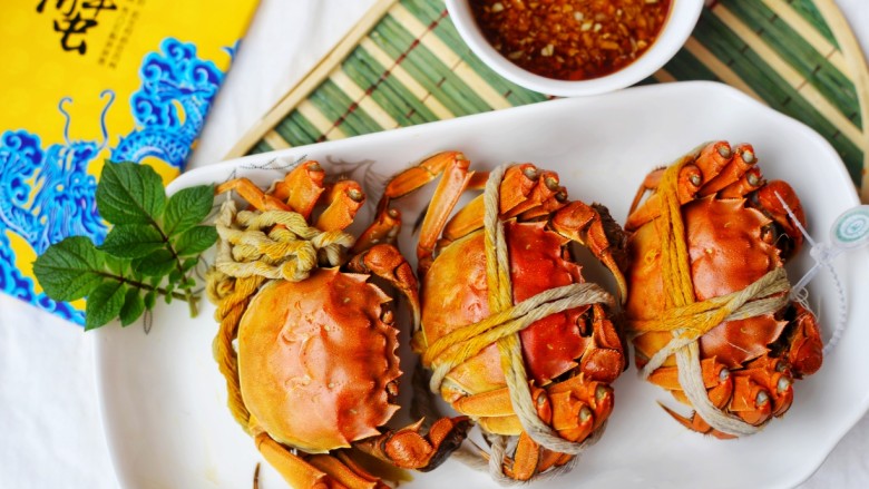 美食丨清蒸阳澄湖大闸蟹 用最简单的方法吃最鲜美的蟹,开动爪子使劲吃吧，一定要把所有的肉都抠干净哦，决不能浪费，吃的时候记得蘸料。
