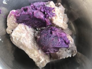 超好吃的奶香紫薯芋泥馅,芋头和紫薯按比例加入一起。