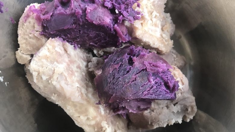 超好吃的奶香紫薯芋泥馅,芋头和紫薯按比例加入一起。