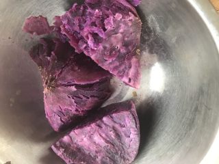 超好吃的奶香紫薯芋泥馅,紫薯也是蒸熟备用。