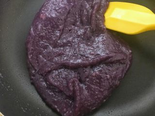 超好吃的奶香紫薯芋泥馅,不停翻炒。