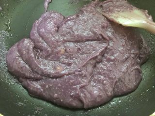 超好吃的奶香紫薯芋泥馅,把紫薯芋泥倒入。