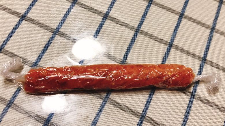 三文鱼猪肉玉米肠-1周以上宝宝手指辅食,将保鲜袋卷起包裹着香肠肉，左右开口拧紧密封。