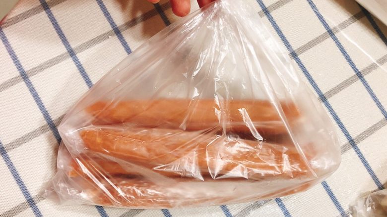 三文鱼猪肉玉米肠-1周以上宝宝手指辅食,冻好后从碗里取出，装在保鲜袋中冷冻，不占冰箱位置。
