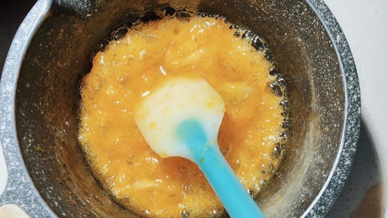 杨扬佳独创～橘子杏仁酥,改中火，不停搅拌收干水份即可。