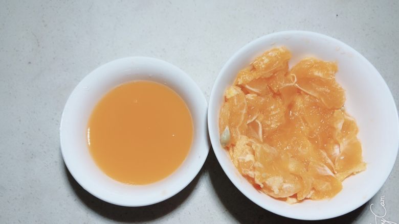 杨扬佳独创～橘子杏仁酥,橘子挤出汁备用。