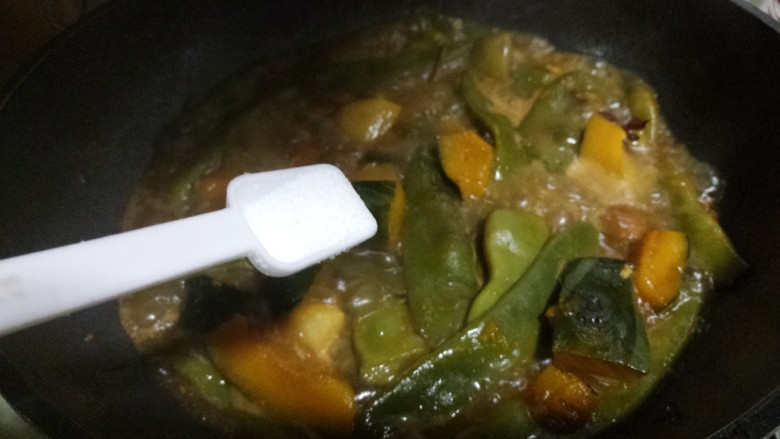 乱炖~豆角炖土豆窝瓜,小火炖20分钟，加一勺盐。