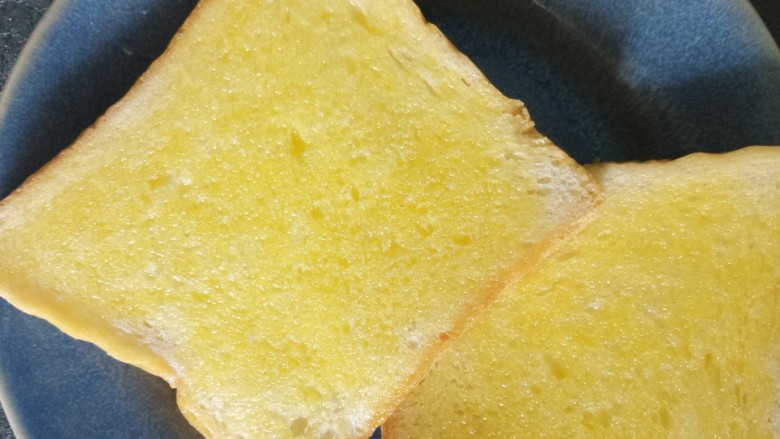 早餐三明治,
然后把吐司刷上黄油。