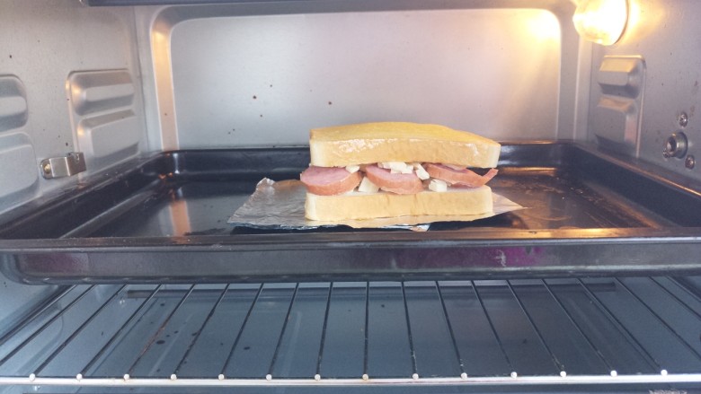 早餐三明治,入烤箱烤，200度上下火，烤10分钟。