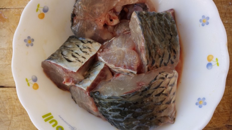砂锅草鱼,拌匀，腌制15分。