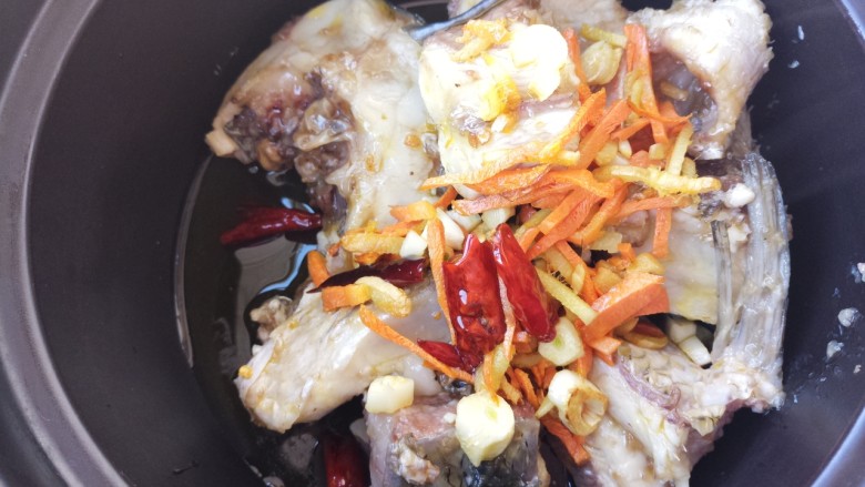 砂锅草鱼,然后把草鱼放在砂锅里，然后再放入炒好的菜。