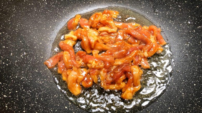 肉丝炒莴笋,热锅放入适量油，放入肉丝翻炒
