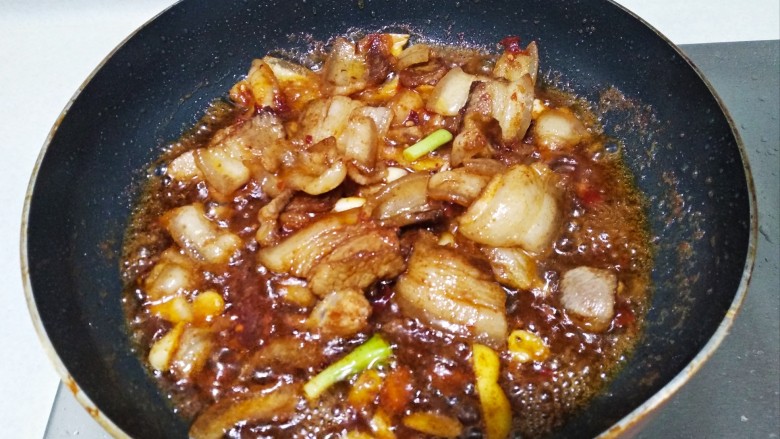 甜椒木耳回锅肉,翻炒10秒后舀出，锅里留底油。