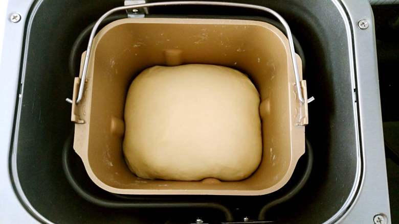 苹果酱面包卷,在面包桶内发酵至1.5倍大