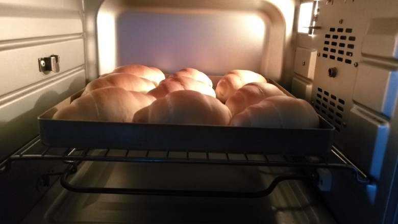 苹果酱面包卷,放入预热好的烤箱中层，上下火160度，烘烤20分钟