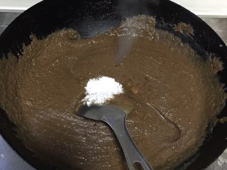阿奶重阳糕,红豆煮熟搅拌机打成泥加红糖搅拌均匀