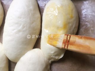 芝士肉松包,在发酵好的面团表面涂蛋液