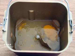 芝麻馅香软小餐包,材料依次序：倒水、鸡蛋、山茶油；