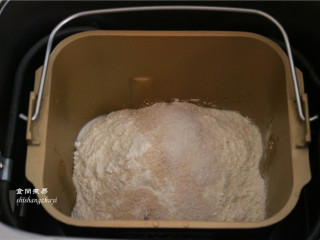 芝麻馅香软小餐包,再倒入高筋粉、低筋粉、细砂糖、盐、酵母、放入后将面包桶放入面包机里，启动和面模式30分钟；