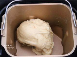 芝麻馅香软小餐包,和面程序结束后，关掉电源，将面包留在面包机内进行自然发酵；