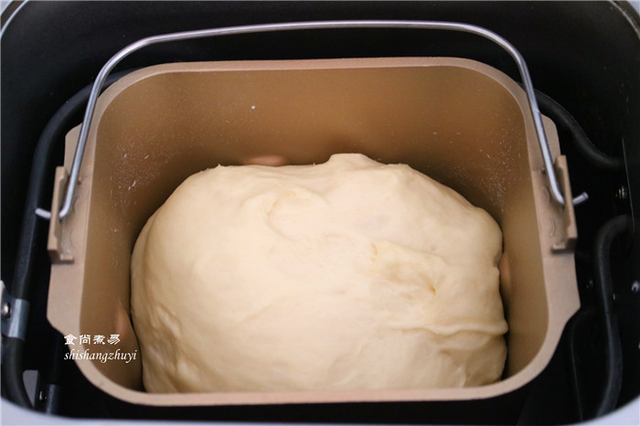 芝麻馅香软小餐包,发酵约40分钟左右，面团膨胀至2.5倍大；