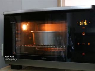 芝麻馅香软小餐包,放入烤箱中层，以175度，上下火烘烤15—18分钟即可。