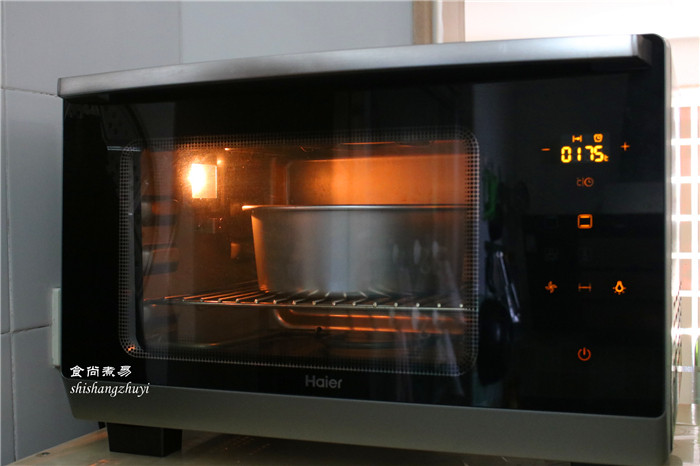 芝麻馅香软小餐包,放入烤箱中层，以175度，上下火烘烤15—18分钟即可。