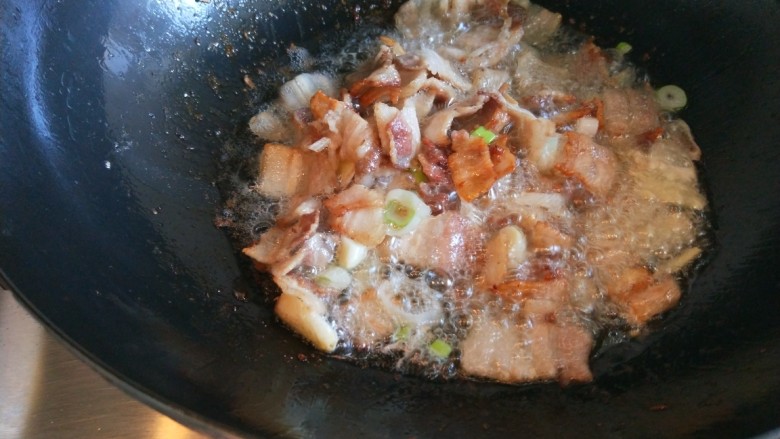 新文美食  五花肉耗油豆角焖面,肉片要炒到微黄。