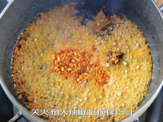 没胃口？辣油金针菇让你食欲大开,关火，倒入辣椒面，搅拌均匀。