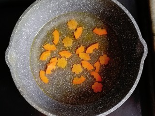 宝宝辅食—胡萝卜茼蒿鸡蛋面,倒入一大碗清水