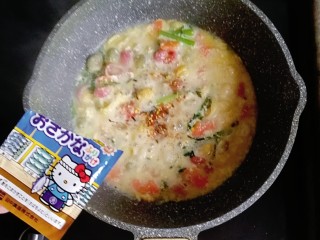 宝宝辅食—胡萝卜茼蒿鸡蛋面,出锅前倒入一袋拌饭料调味（没有用盐即可）