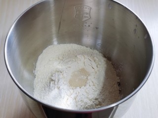 吃一次就会爱上它的美～可可酸奶面包,将除黄油外的食材放入海氏厨师机面桶中。