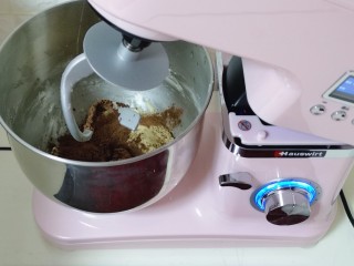 吃一次就会爱上它的美～可可酸奶面包,再加入可可粉，继续启动厨师机，2档。