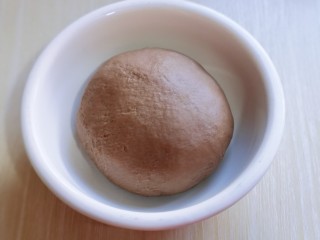 吃一次就会爱上它的美～可可酸奶面包,将面团取出盖上保鲜膜进行发酵。