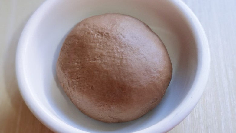 吃一次就会爱上它的美～可可酸奶面包,将面团取出盖上保鲜膜进行发酵。